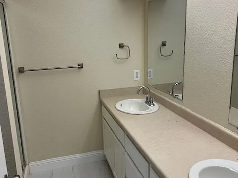 1480 Bentley Dr — Photo 10