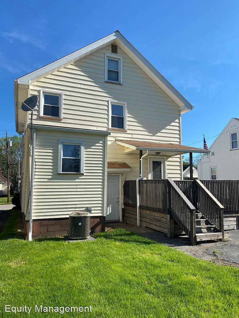 131 Townsend Ave photo 1