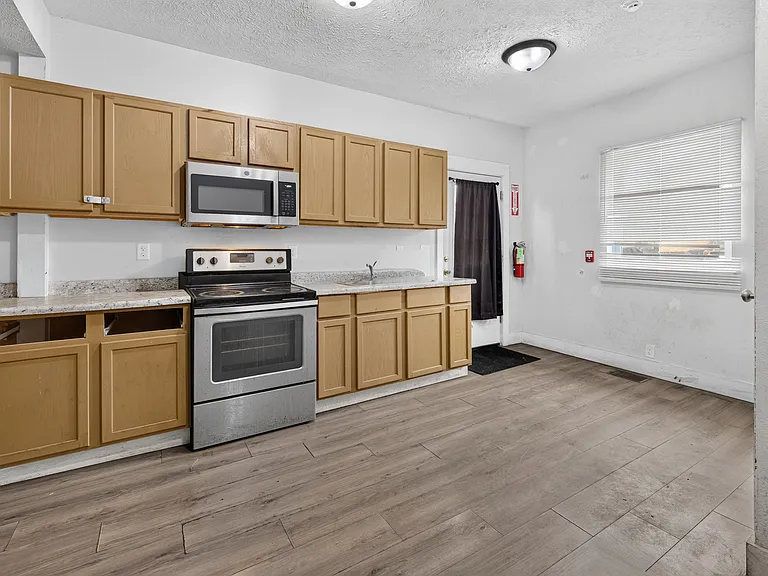 918 Elm St — Photo 33