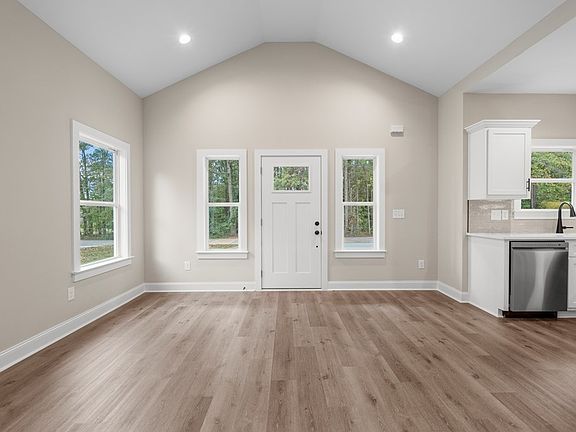 3rd image of 403 Georgia St
