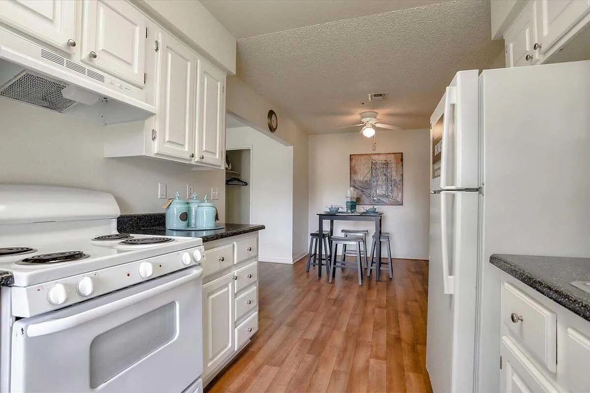 Sterling Sahara Apartments — Photo 1