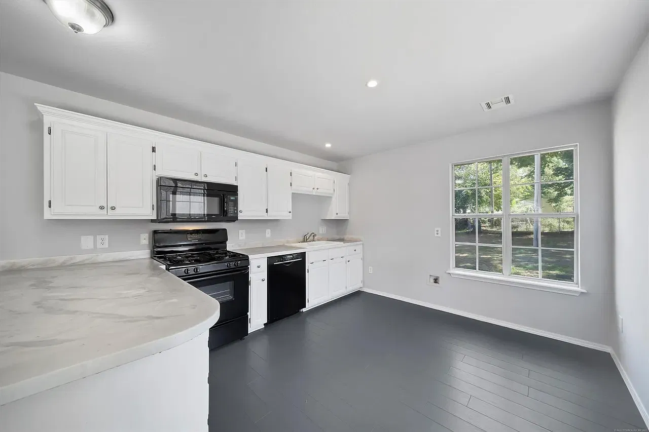2 bed, 950 sqft, $1,345 — Photo 3