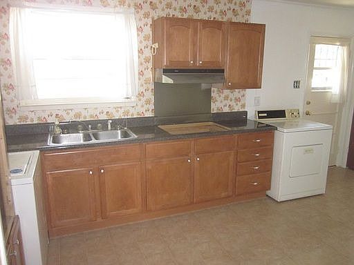 4th image of 2400 Beck Dr