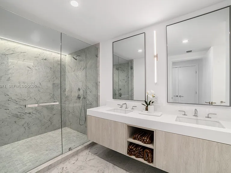 9221 E Bay Harbor Dr #610 — Photo 14