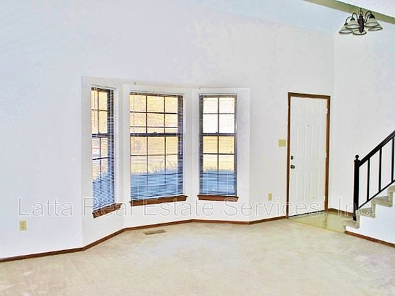 3rd image of 328 NW Millstone Cir