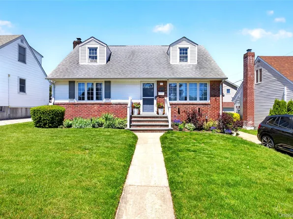 288 Arlington Street, Mineola, NY 11501