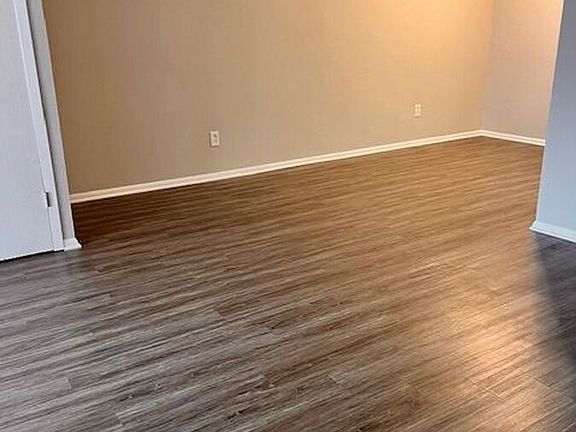 5th image of 1009 Scarborough Ct #J2