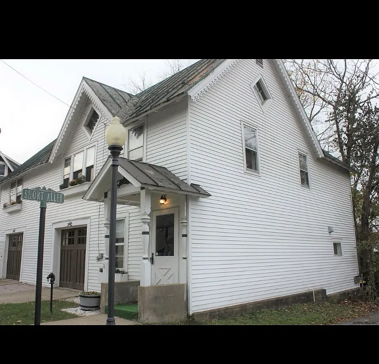 11 Hodgeman St #1