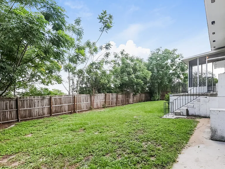 1033 Campbell Ave — Photo 16