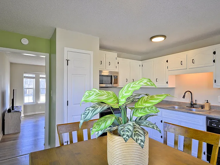 422 Woodale Dr — Photo 13