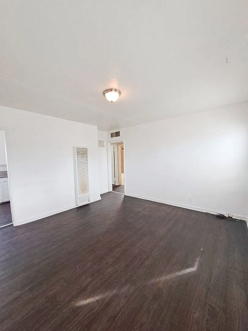 436-442 N Effie St — Photo 4