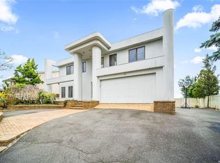 95 Harborview W, Lawrence, NY 11559