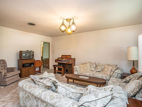 3rd image of 605 Melody Ln