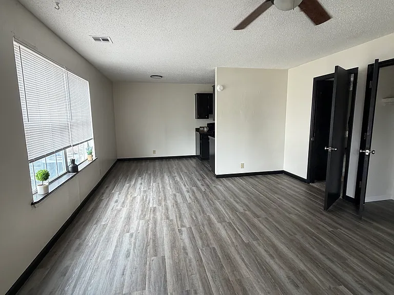 320 S Wyandotte Ave #11 — Photo 1