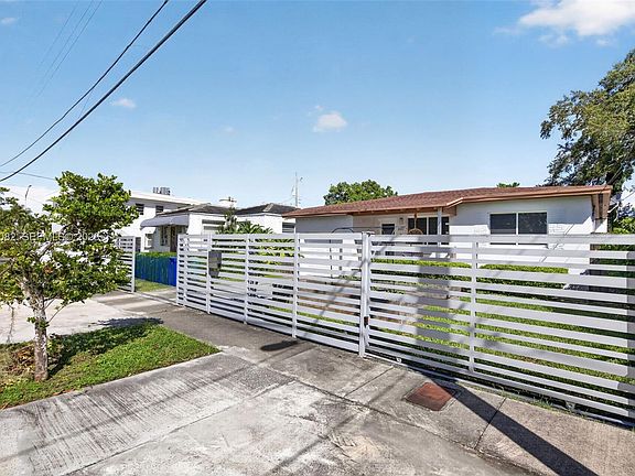 4th image of 2611 SW 19th Ter