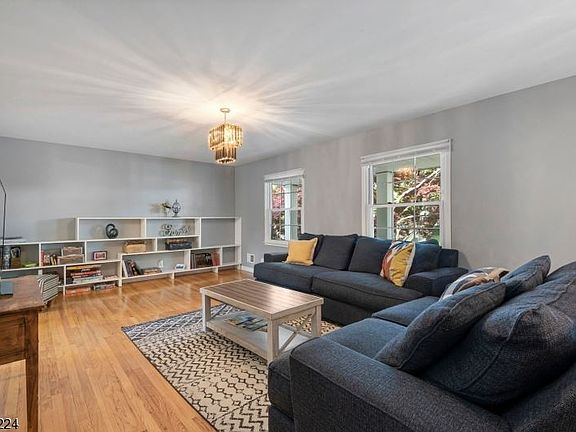 4th image of 32 Colonial Woods Dr