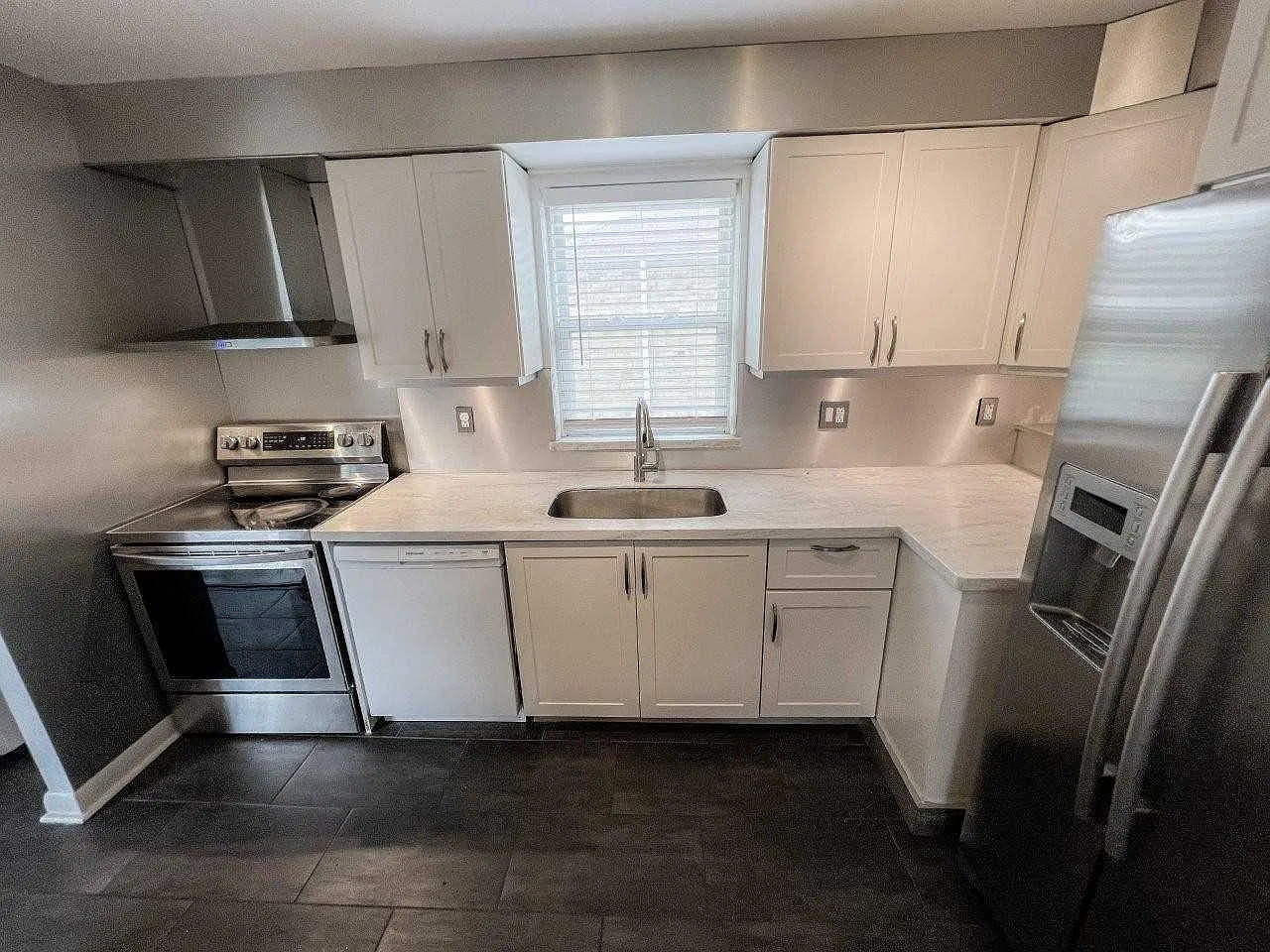 220 Ellington Dr - Main — Photo 3