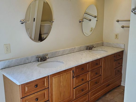 2nd image of 525 Jasmine Ct