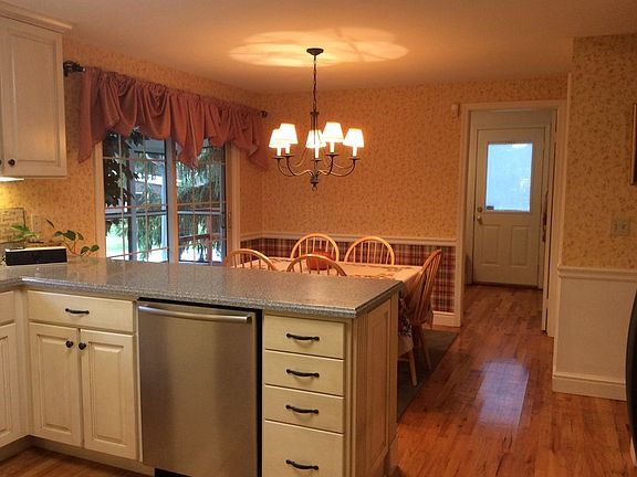 5th image of 132 Lakeshore Dr