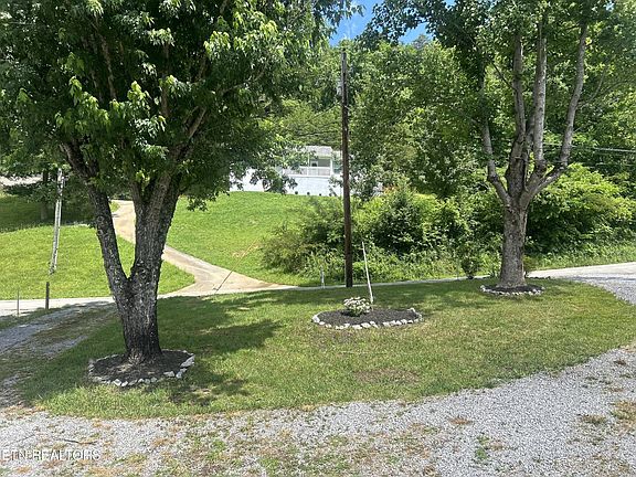 3rd image of 1822 Hughes Loop