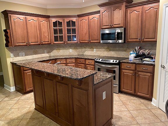 3rd image of 152 Miller Ct