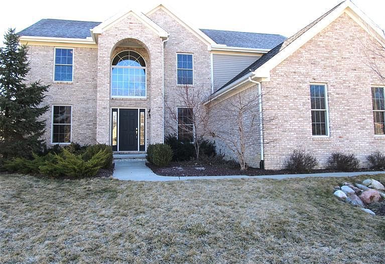 1st image of 704 W Castlebury Cir