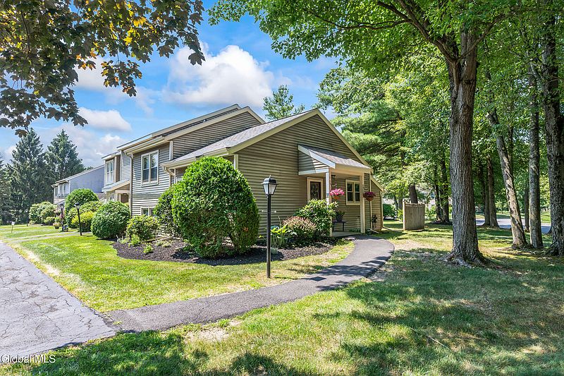 2nd image of 10 Hale Drive
