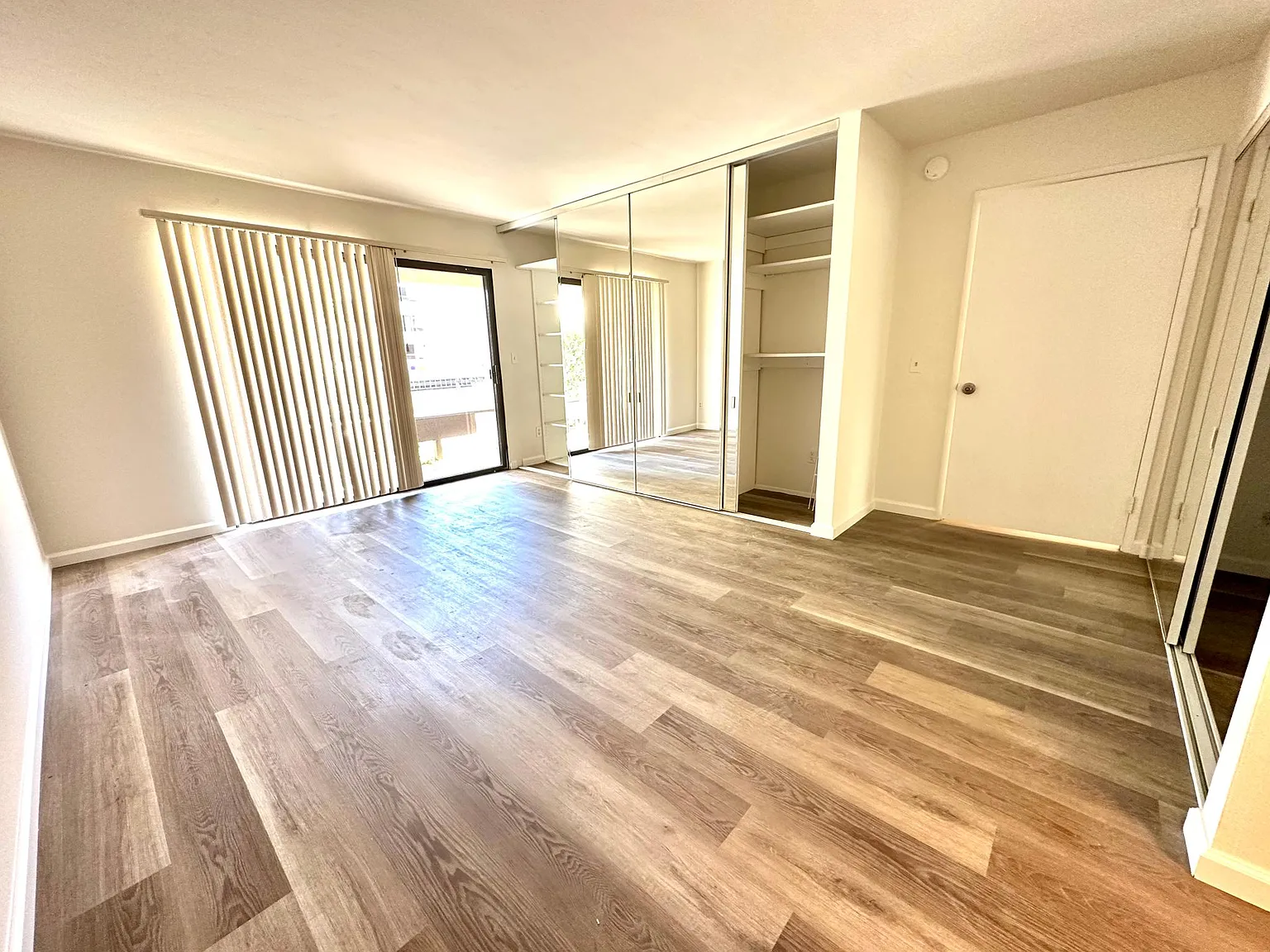 1 bed, 1.5 bath, 882 sqft, $2,500 — Photo 3