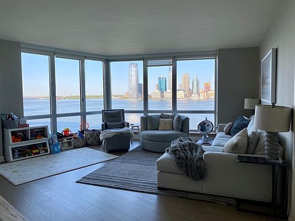 4th image of 20 River Ter APT 10M