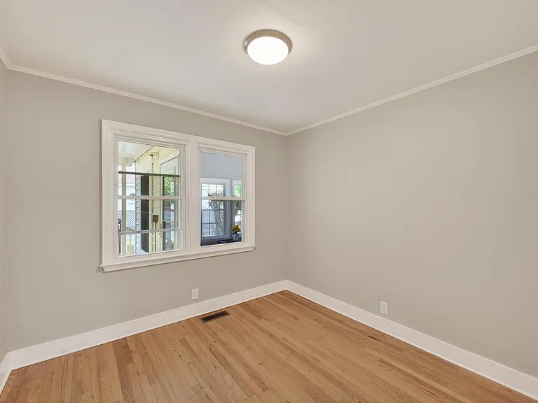 450 Williamsburg St — Photo 26