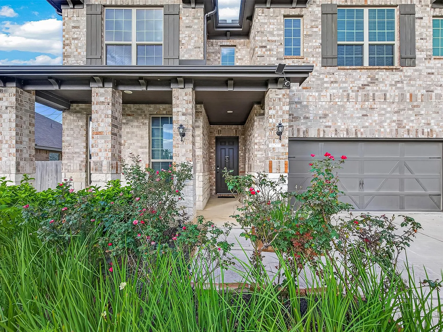 6 bed, 4.0 bath, 3778 sqft, $4,200 — Photo 2