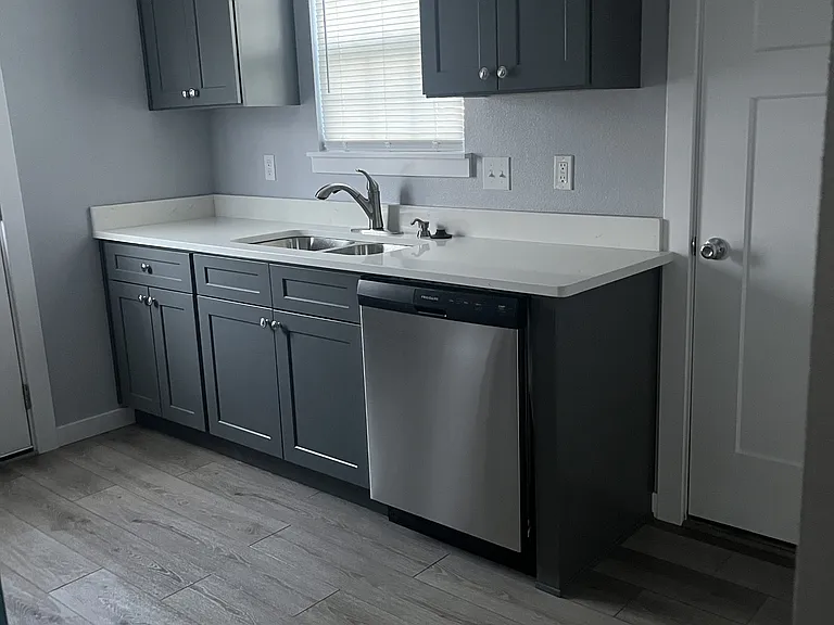 325 E Daugherty St — Photo 2