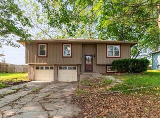 111 SW 21st St, Oak Grove, MO 64075