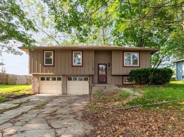 111 SW 21st St, Oak Grove, MO 64075