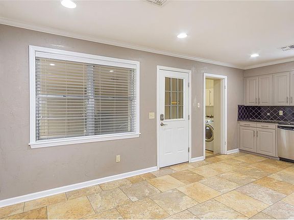 3rd image of 518 Oriole Ln