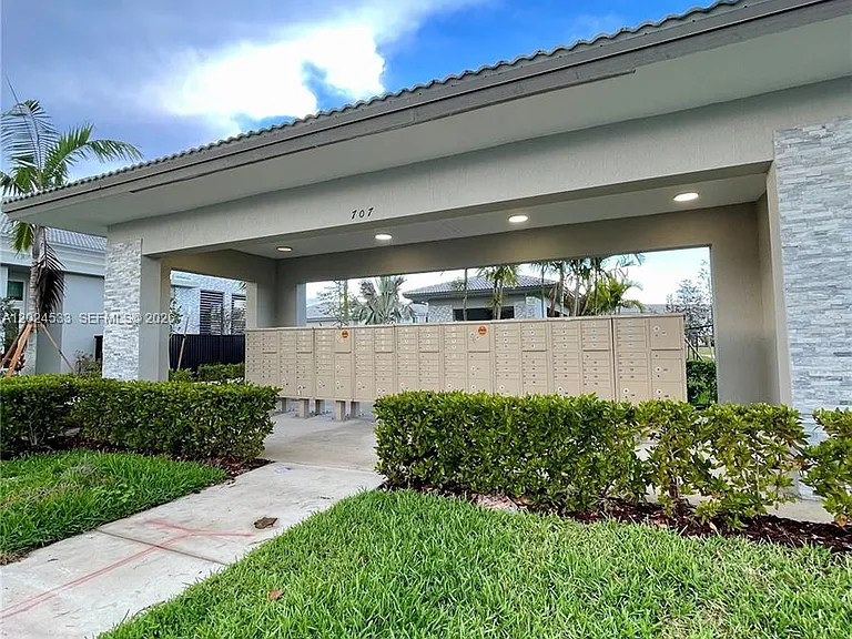 708 SE 13th Ct — Photo 24