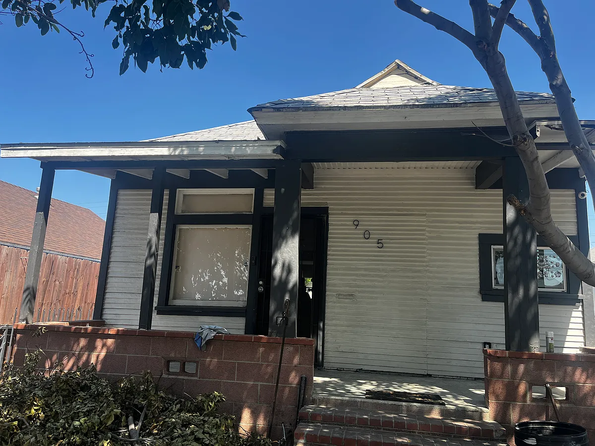 Building Photo - 905 E 57th St