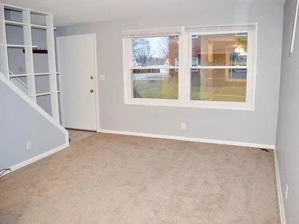 3293 Oakwood Dr, Cuyahoga Falls, OH 44221