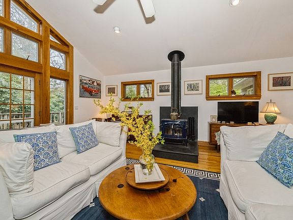 4th image of 6 Spring Close Ln