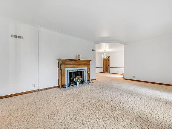 4th image of 921 Shandel Dr