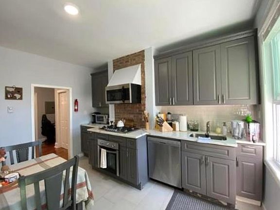 3rd image of 227 Brunswick St #1