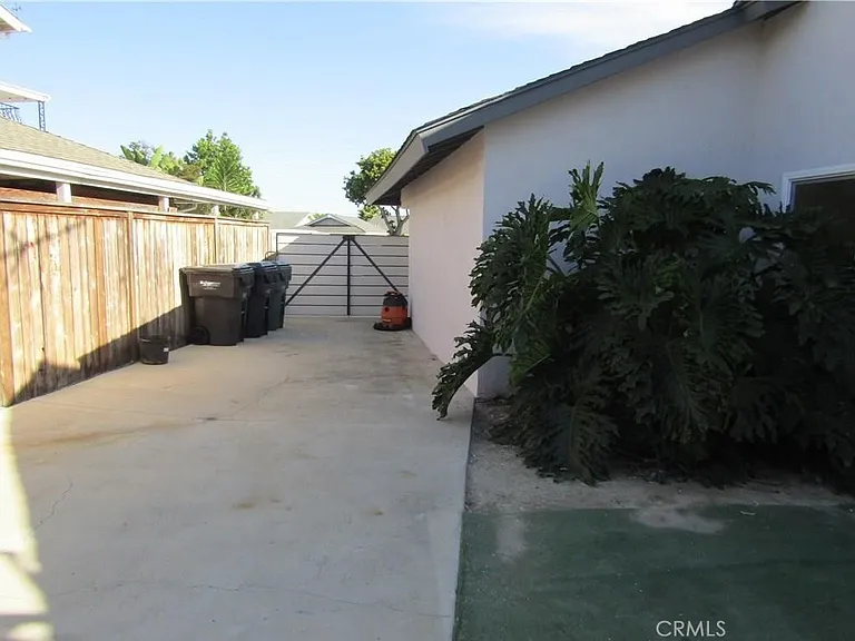 8901 Shore Cir — Photo 31