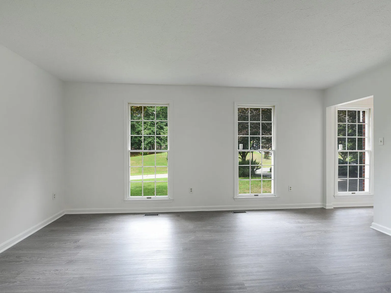 3 bed, 4.0 bath, 3032 sqft, $4,995 — Photo 3