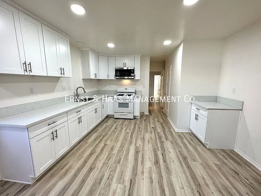 Renovated Apartment with a 1-Car Garage Included! — Photo 4