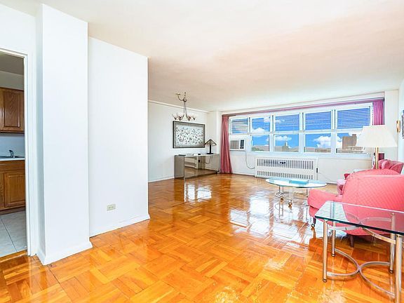 3rd image of 3935 Blackstone Ave APT 11E