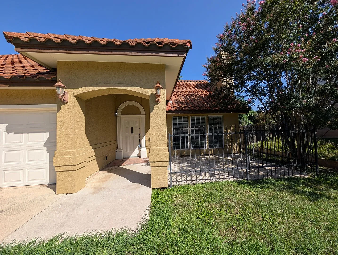 1/1/1 Duplex in Rivertree Subdivision/ Lake Access, Pool, & Playground / No Carpet / CISD — Photo 3