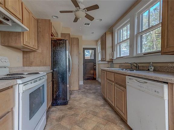 4th image of 57 Lakeside Ave