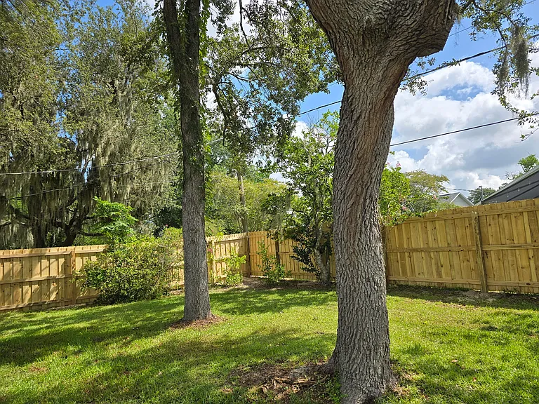 1545 Maxwell Ln — Photo 3