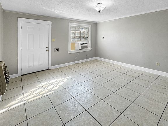 5th image of 3027 Allen St #B