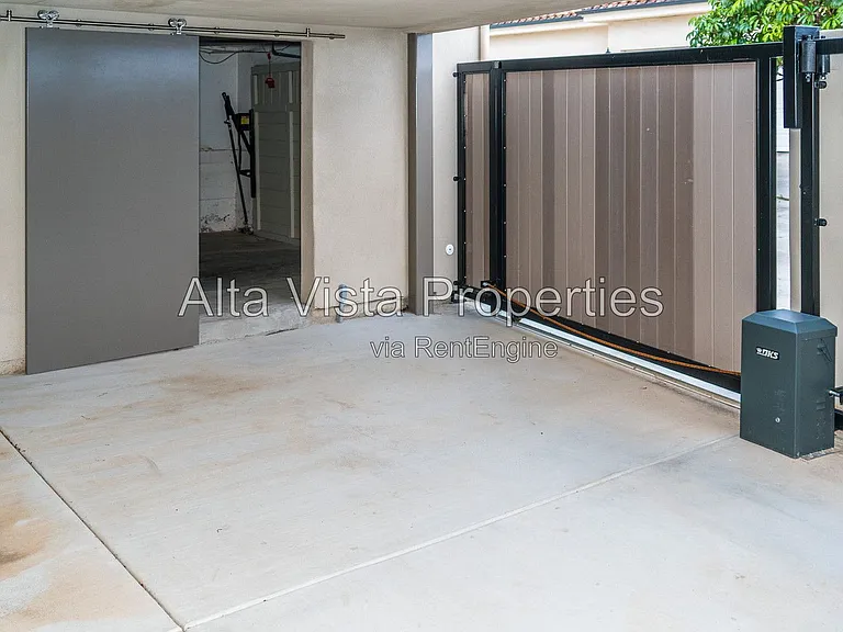 5606 Dolphin Pl — Photo 45